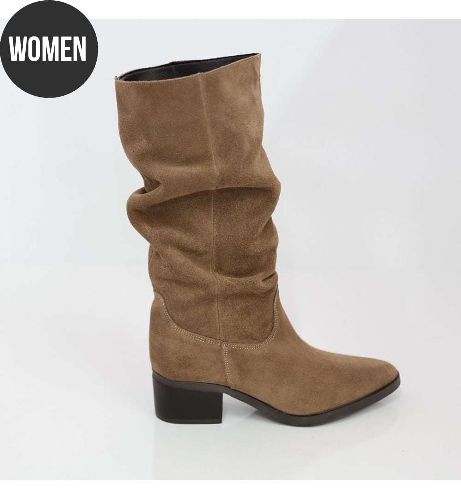 Hohe Stiefel aus hellbraunem Wildleder