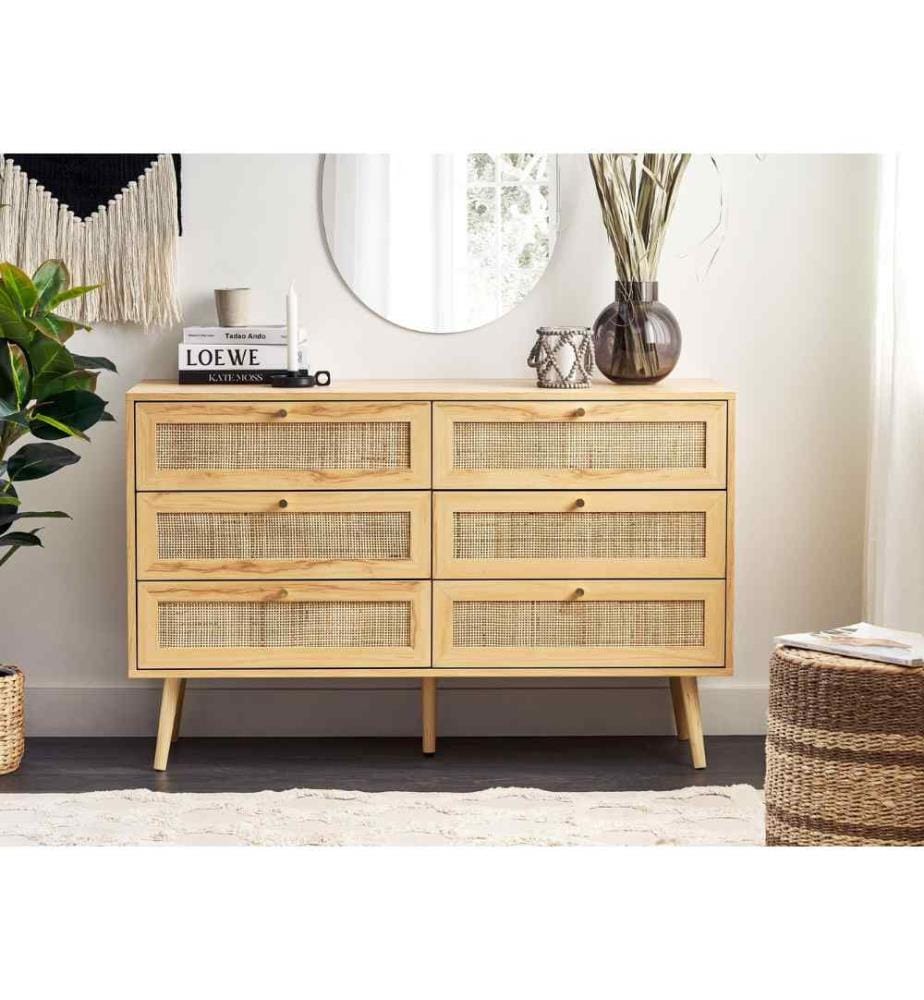 Commode en rotin marron clair avec 6 tiroirs dans le style boho salon chambre à coucher