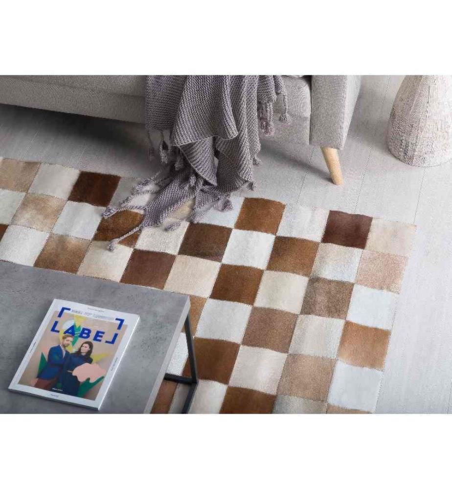 Tapis Rectangulaire Beige et Marron en Cuir Patchwork Motif à Damier pour Intérieur Moderne 140 x 200 cm