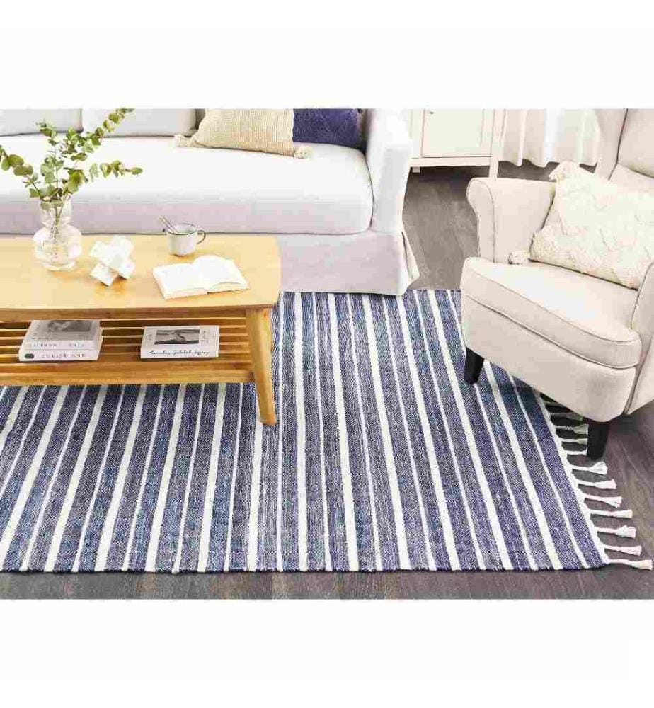 Tapis Bleu Synthétique 160 x 230 cm à Pompons et Rayures en Matières Recyclées Accessoire Déco Moderne pour Salon