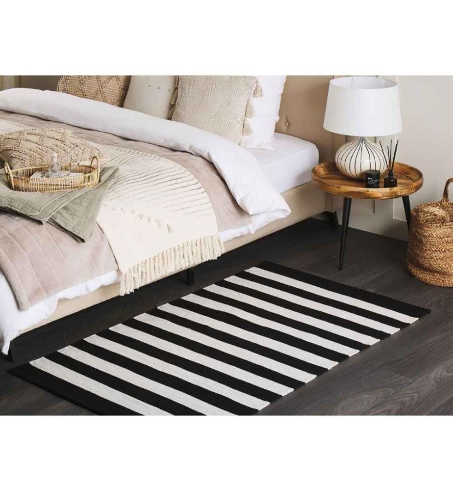 Tapis d'Extérieur Noir et Blanc en Matière Synthétique Motif à Rayures pour Terrasse au Style Moderne 80 x 150 cm