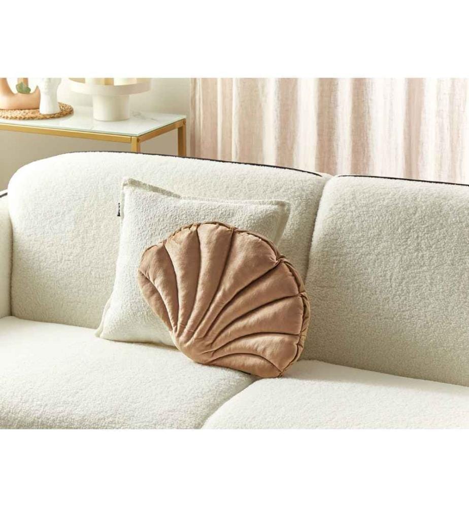 Coussin décoratif en velours beige en forme de coquillage dans un coloris uni salon chambre à coucher