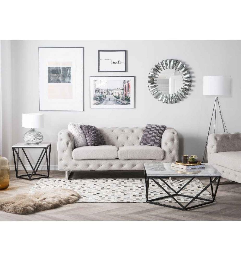 Canapé Fixe 2 Places Style Chesterfield Capitonnés en Tissu Beige avec Pieds en Acier Inox Top Tendance pour Salon Chic et Glamour