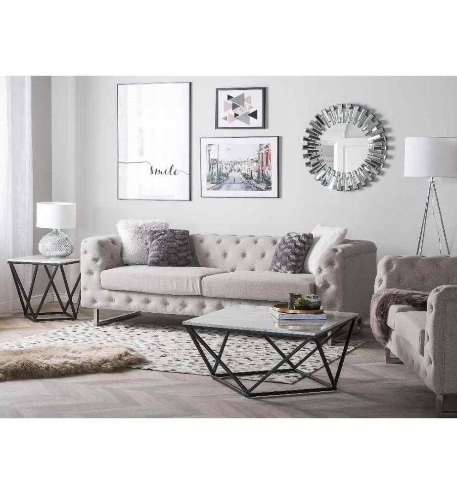 Canapé Fixe 3 Places Style Chesterfield Capitonnés en Tissu Beige avec Pieds en Acier Inox Top Tendance pour Salon Chic et Glamour