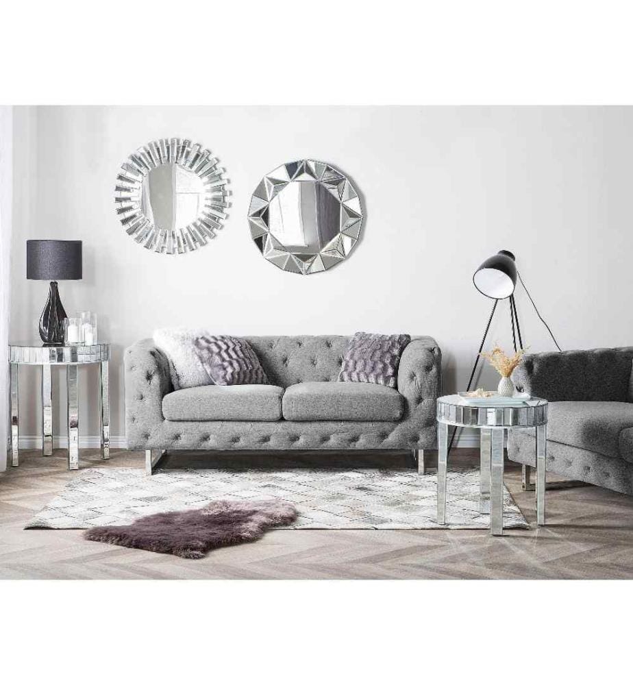 Canapé Fixe 2 Places Style Chesterfield Capitonnés en Tissu Gris Clair avec Pieds en Acier Inox Top Tendance pour Salon Chic et Glamour