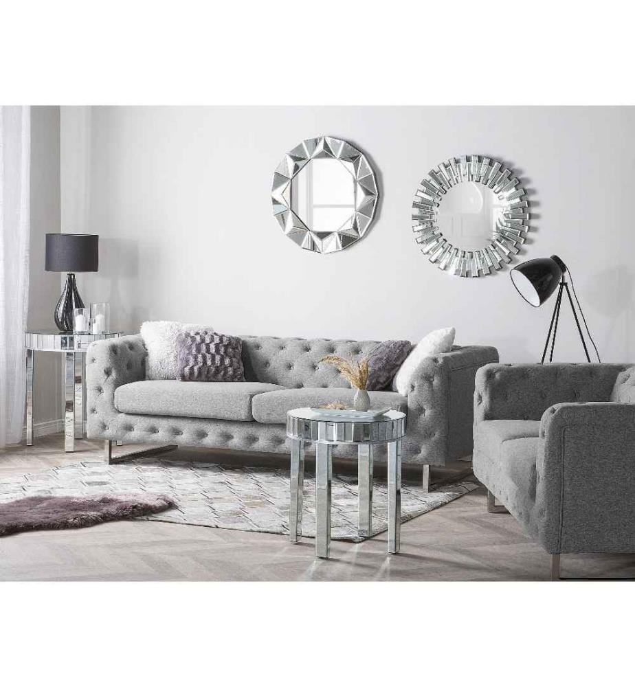 Canapé Fixe 3 Places Style Chesterfield Capitonnés en Tissu Gris Clair avec Pieds en Acier Inox Top Tendance pour Salon Chic et Glamour