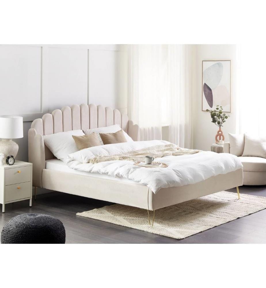 Lit Double Beige en Tissu Polyester avec Sommier à Lattes 180 x 200 cm avec Tête de Lit Rembourrée en Coquillage Chambre Rétro Moderne