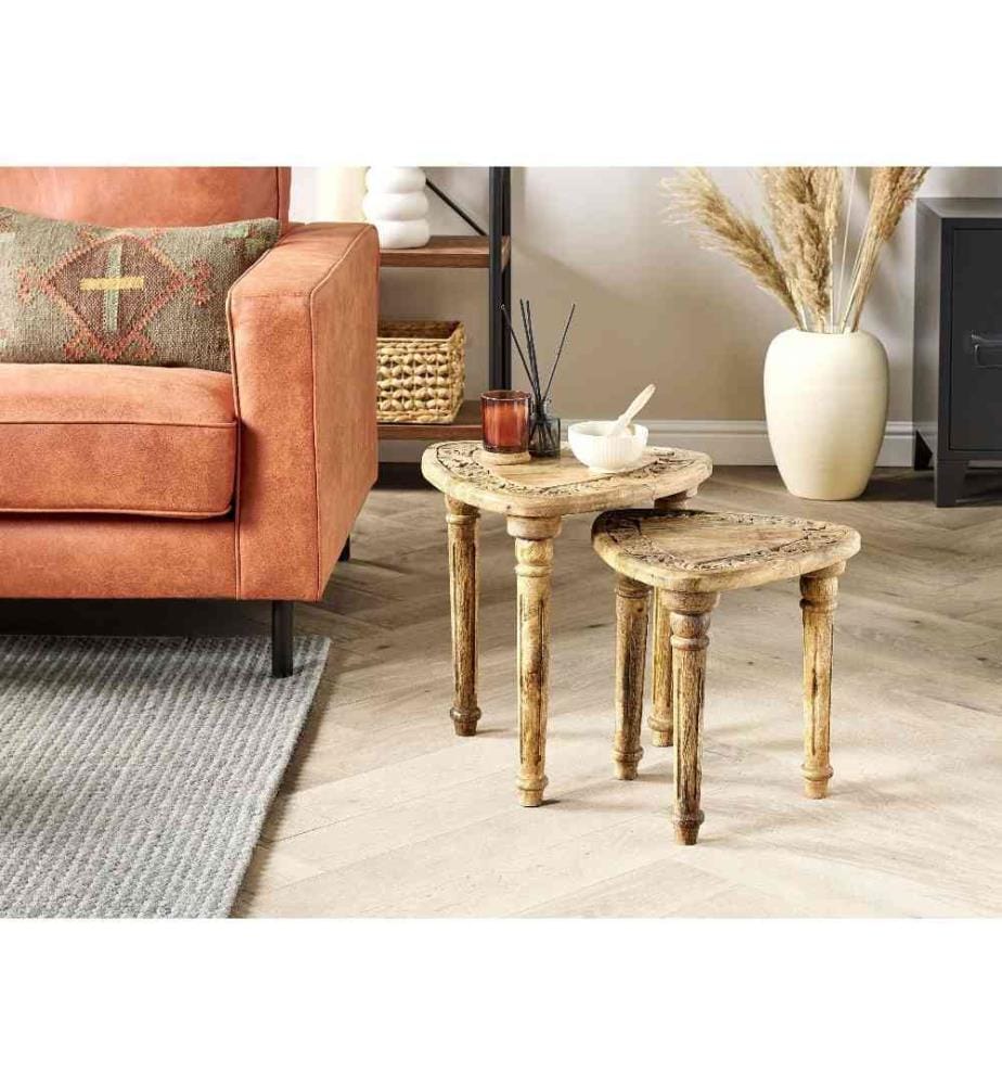 Tables d'Appoint Teinte Claire en Bois de Manguier sur Trépied et Plateau Triangulaire Gigogne de Design Traditionnel Lot de 2