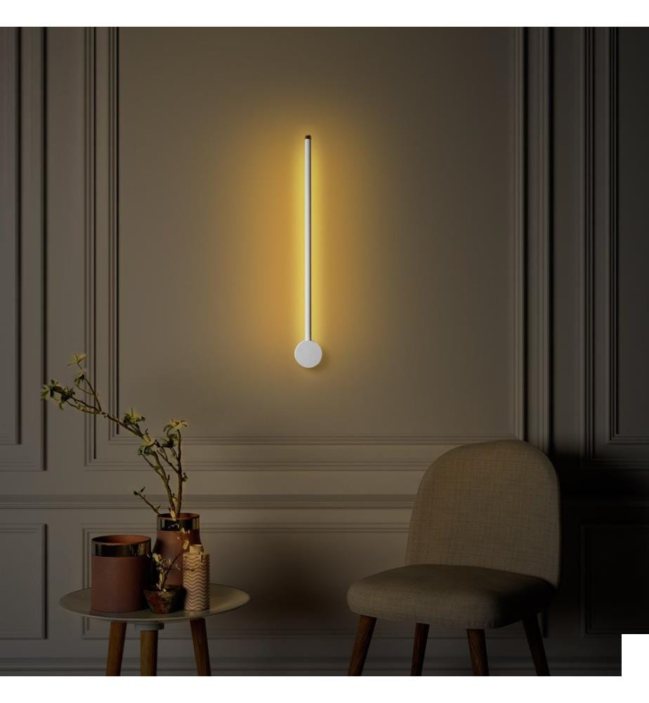 Lampe murale, blanche, corps en métal, socle en métal