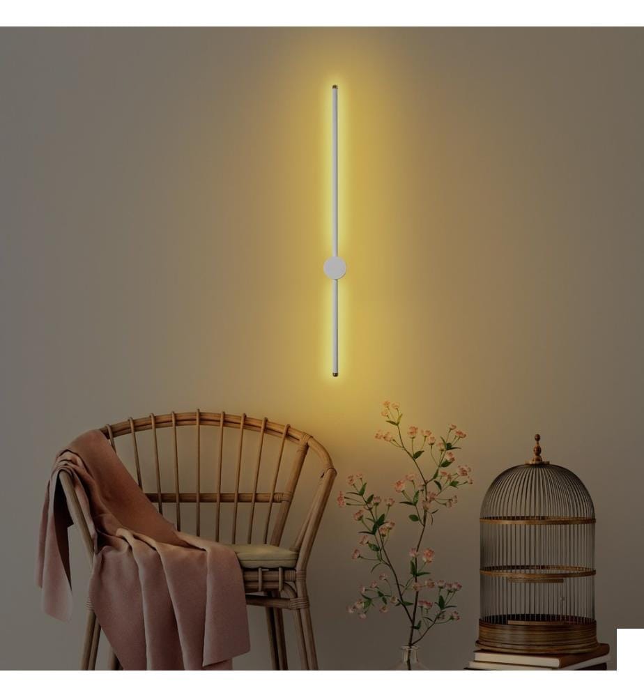 Lampe murale, blanche, corps en métal, socle en métal
