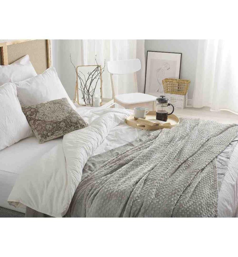 Plaid Couvre Lit Gris Clair 200 x 220 cm avec Pompons Décoratifs Matière Ultra Douce au Toucher Idéal pour Intérieurs au Style Scandinave