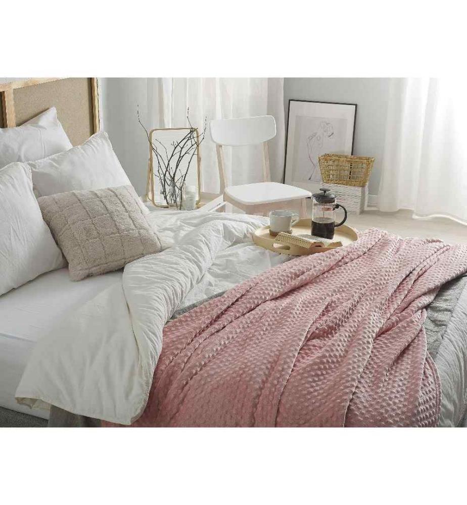 Plaid Couvre Lit Rose 200 x 220 cm avec Pompons Décoratifs Matière Ultra Douce au Toucher Idéal pour Intérieurs au Style Scandinave