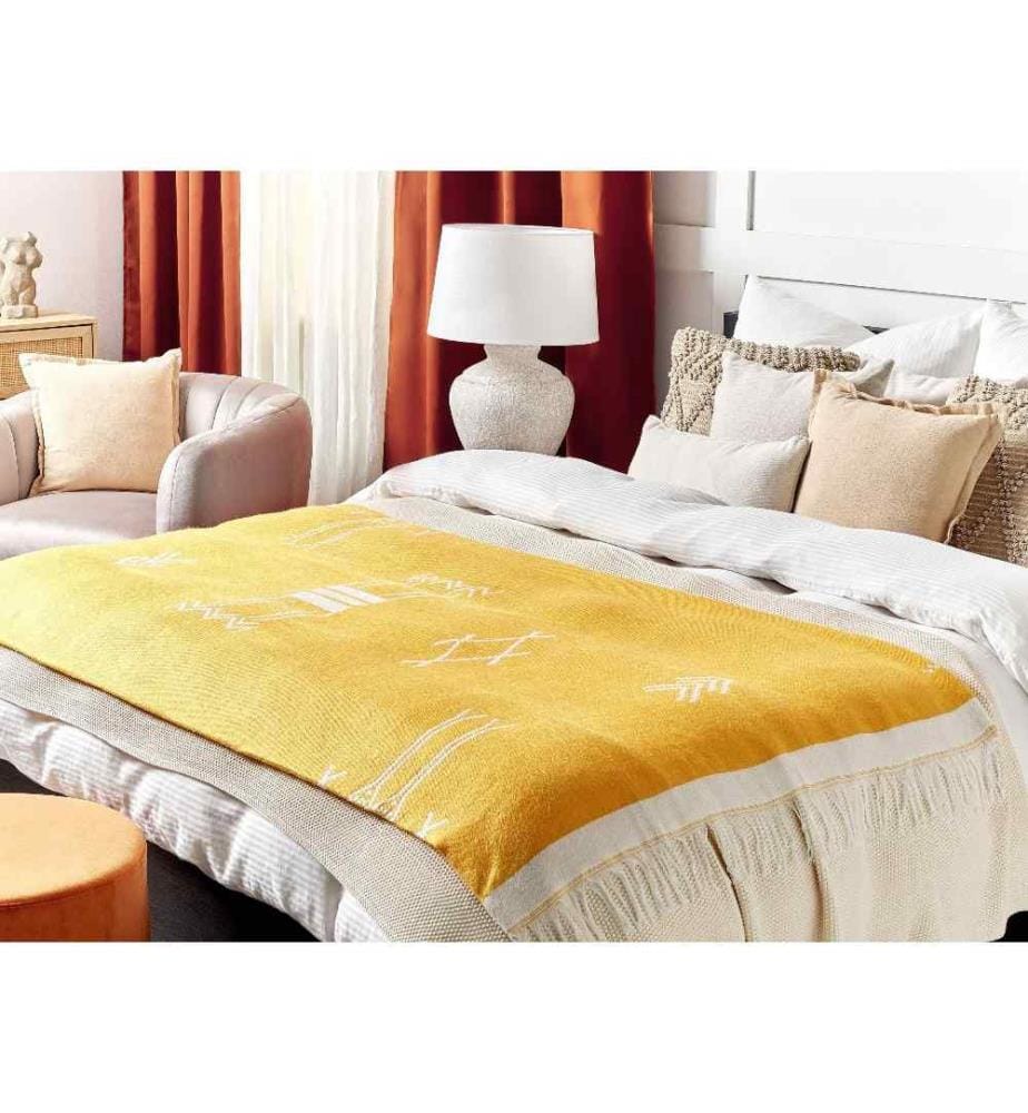 Couvre-Lit Jaune en Acrylique 130 x 170 cm à Frange et Motifs Blancs Géométriques Accessoire de Chambre Décoratif et Doux