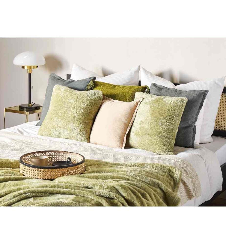 Coussin Décoratif Vert en Fausse Fourrure 45 x 45 cm Fabriqué à la Main Accessoire Maison Intérieur Très Doux