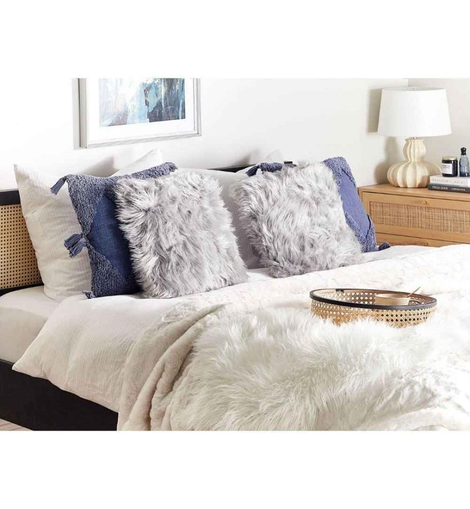 Coussins Décoratifs Gris en Polyester 42 x 42 cm en Fausse Fourrure pour Chambre ou Salon au Style Glamour Scandinave et Féminin Lot de 2