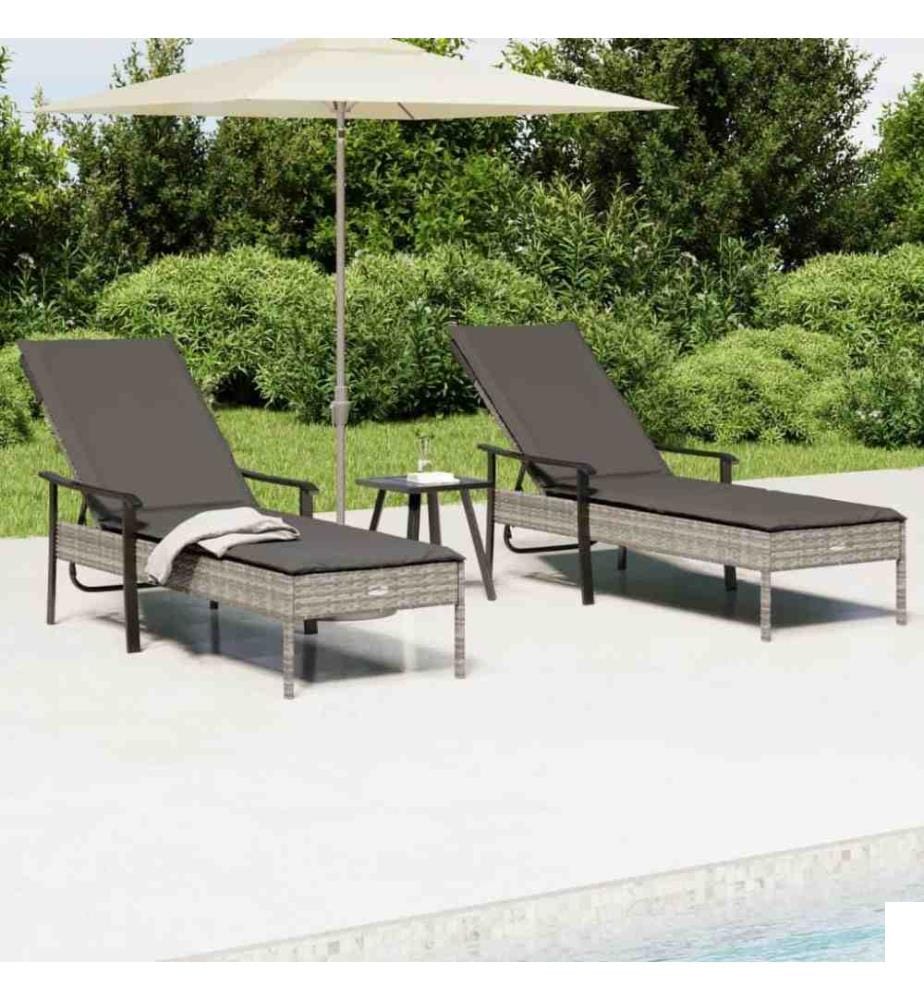 Chaises longues 2pcs avec table et coussins gris résine tressée