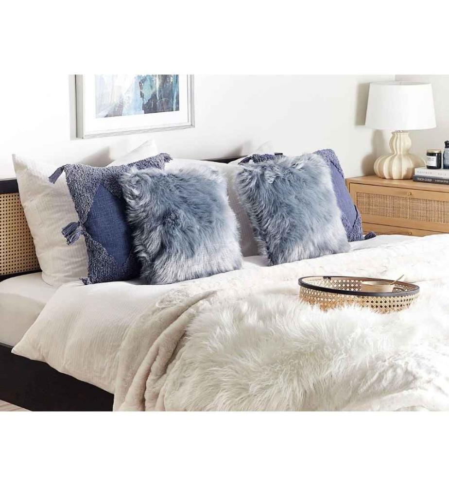 Coussins Décoratifs Bleus en Polyester 42 x 42 cm en Fausse Fourrure pour Chambre ou Salon au Style Glamour Scandinave et Féminin Lot de 2