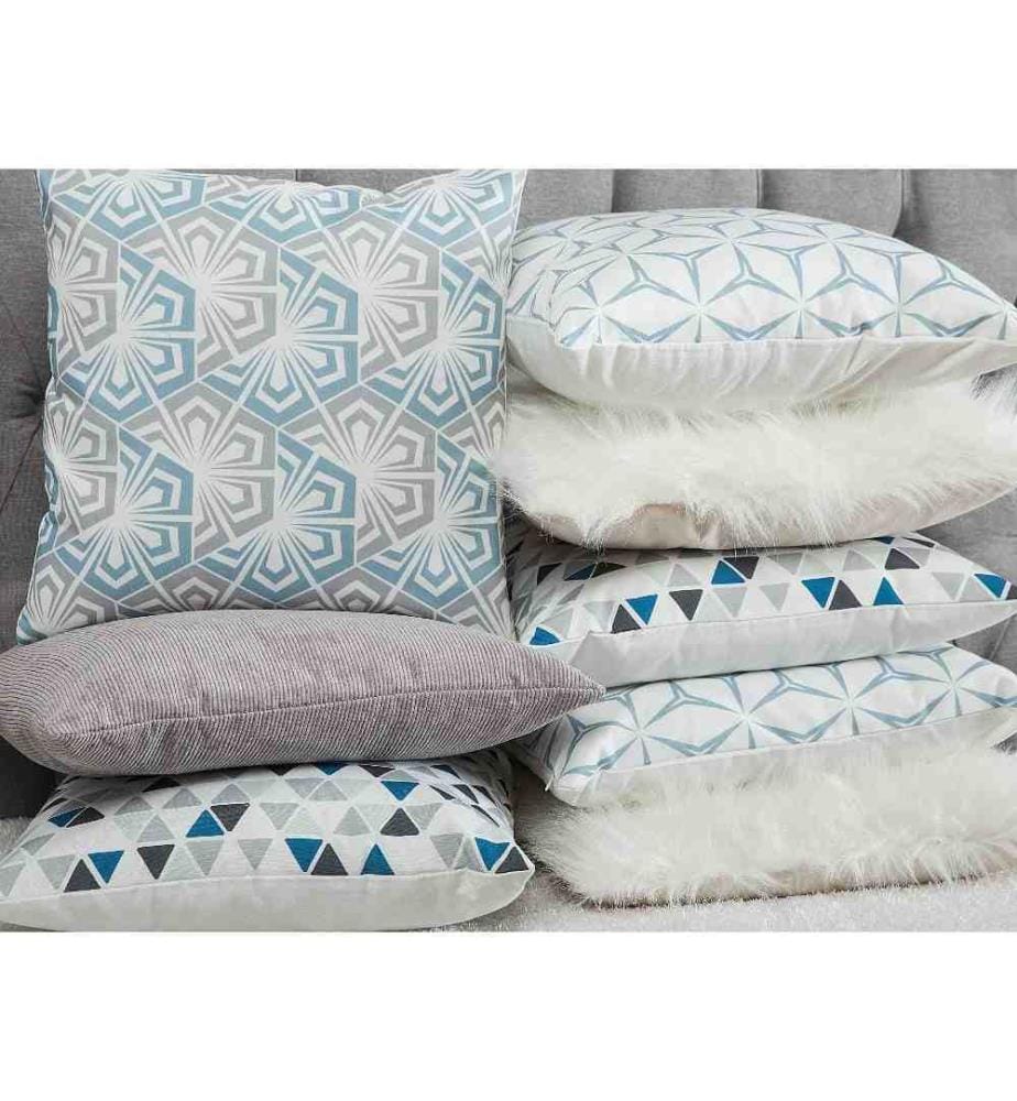Lot 2 Coussins Décoratifs 45 x 45 cm en Fausse Fourrure Beige et en Tissu pour Chambre ou Salon au Style Glamour Scandinave et Féminin