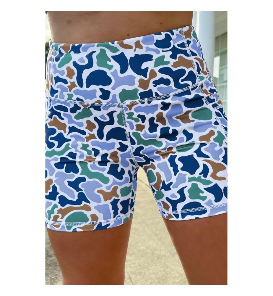 Short cycliste bleu ciel à imprimé camouflage abstrait et détails de coutures