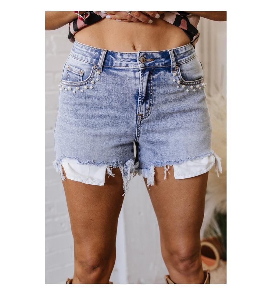 Short en jean à ourlet brut avec poches cloutées et beau bleu nacré