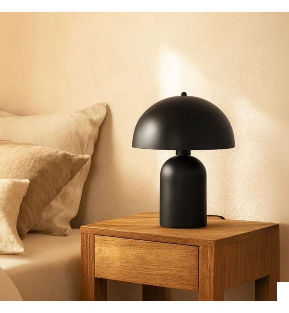 Lampe de table, corps en métal, noire