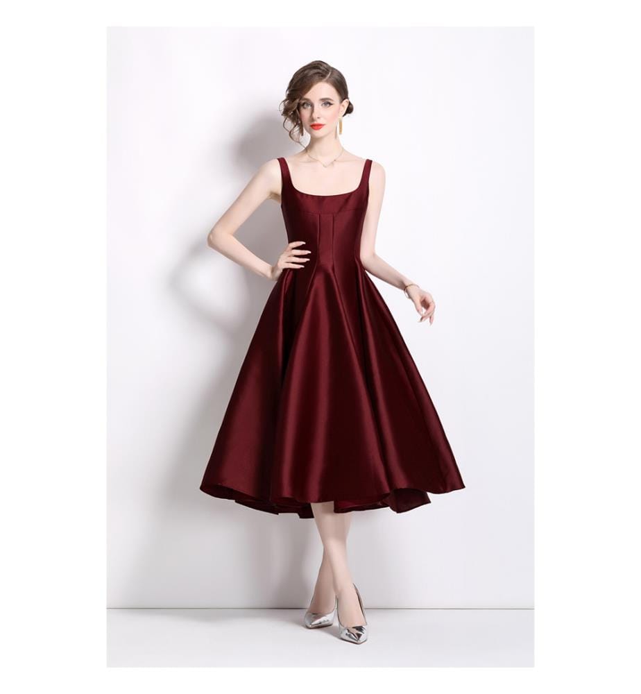 Robe de cocktail marron à bretelles spaghetti et taille cintrée - Marron