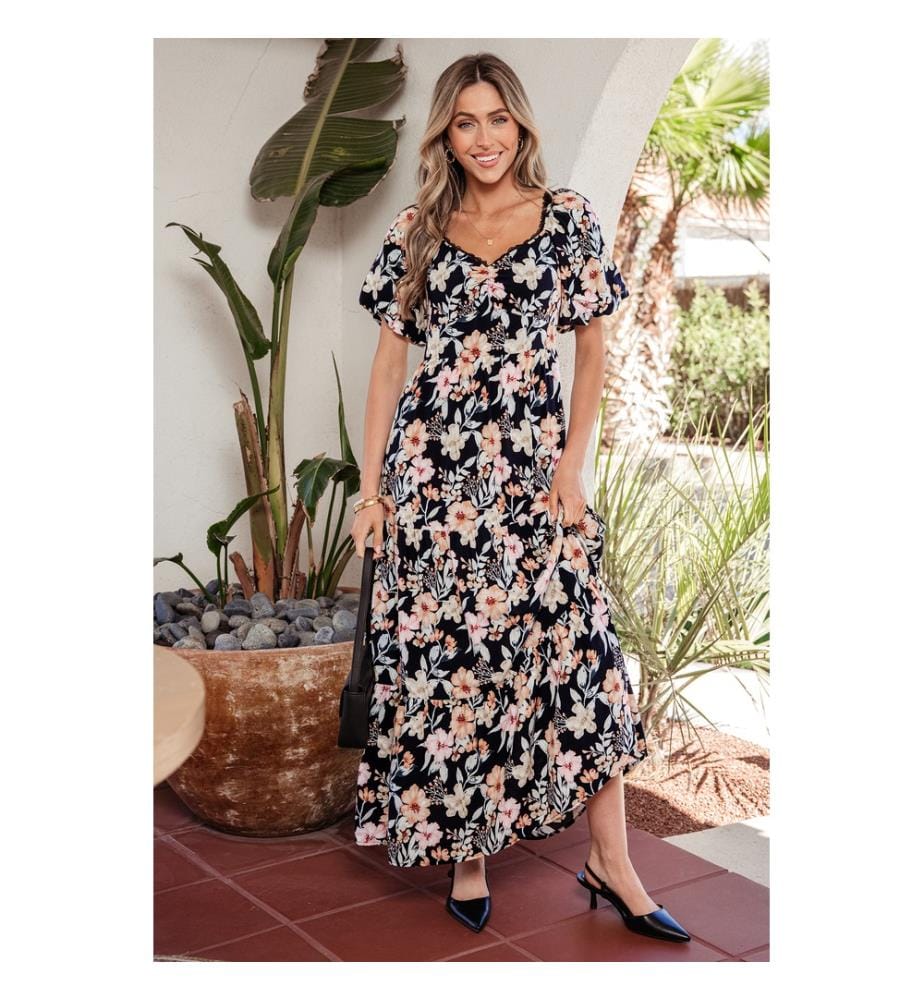 Robe longue bleue à manches courtes, taille haute et détails smockés, à fleurs
