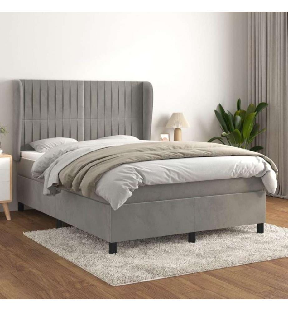 Boxspringbett mit Matratze Hellgrau 140x200 cm Samt
