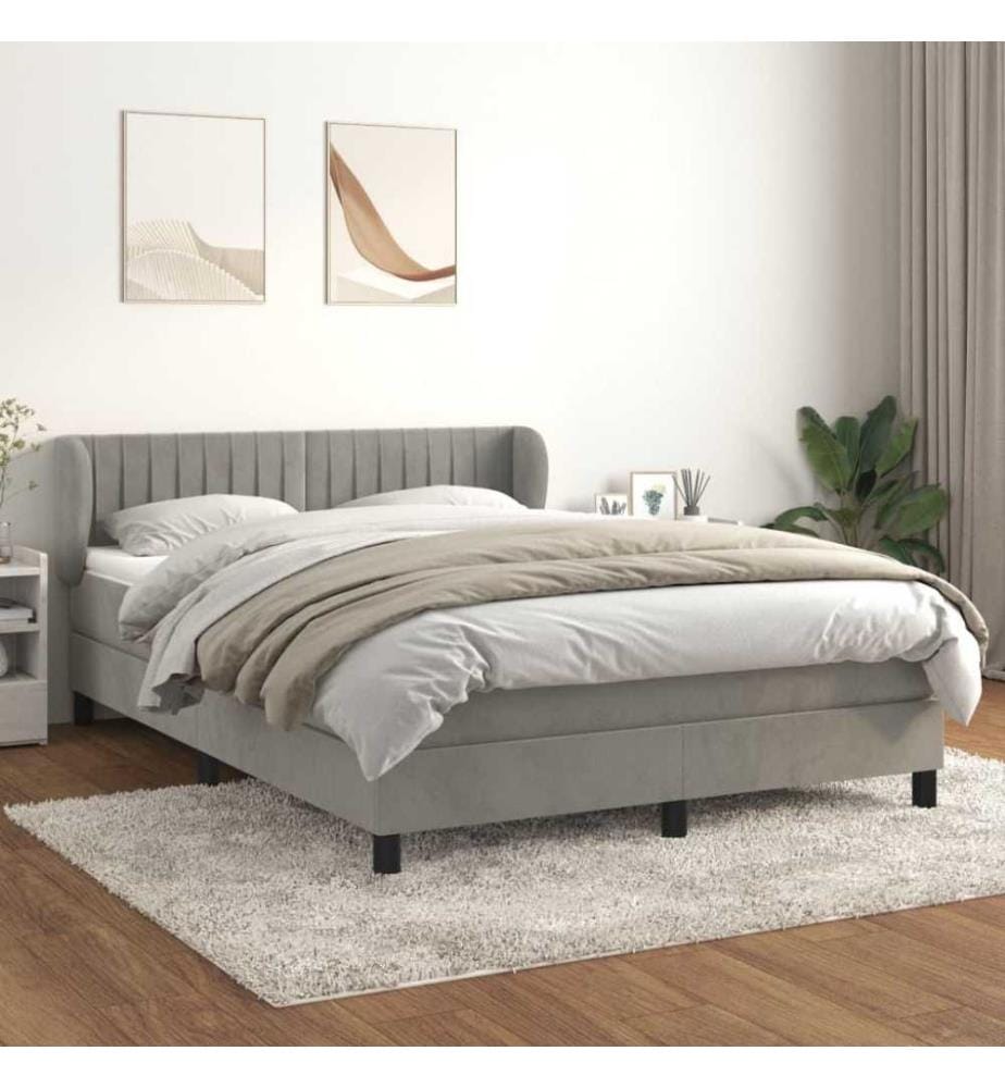 Boxspringbett mit Matratze Hellgrau 140x200 cm Samt