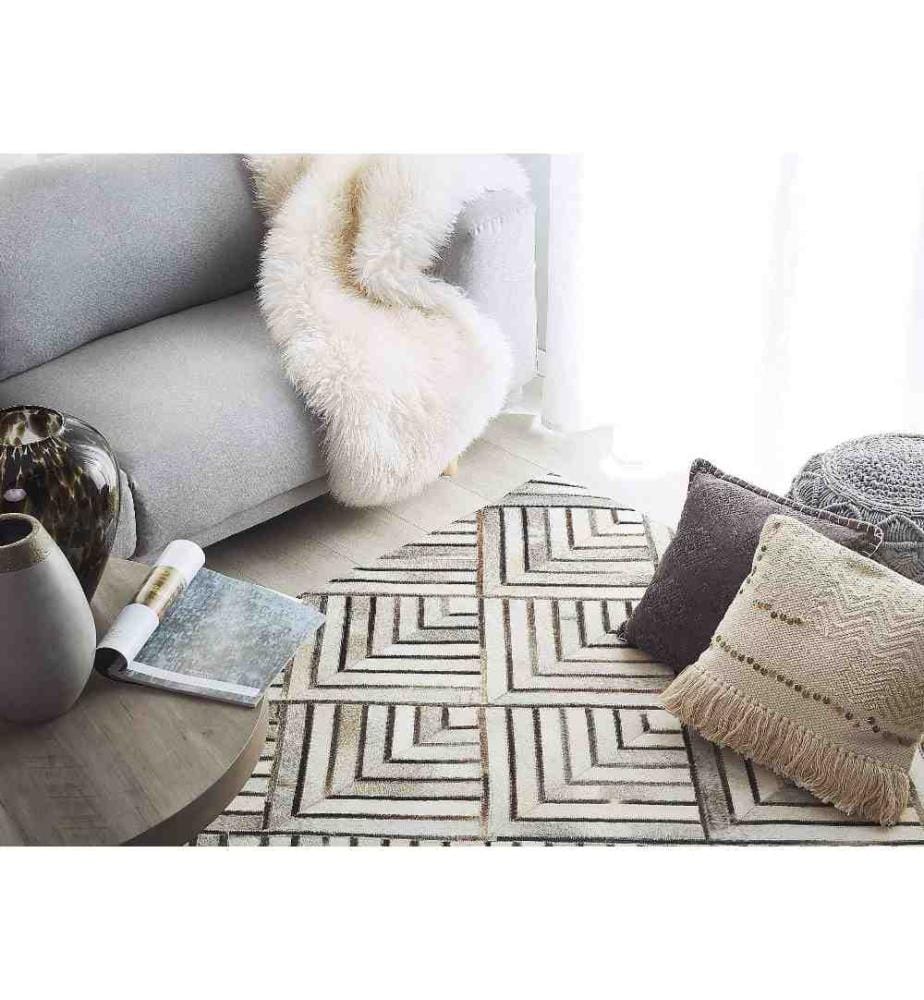 Tapis en Cuir Patchwork Blanc et Gris 140 x 200 cm avec Motif Géométrique 3D Accessoire Idéal pour Intérieur Rustique et Campagne