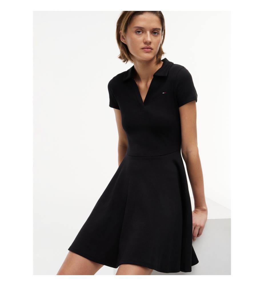 Kurzes Polo-Kleid aus Rippstrick mit ausgestelltem Schnitt – Schwarz","detected_source_language":"FR