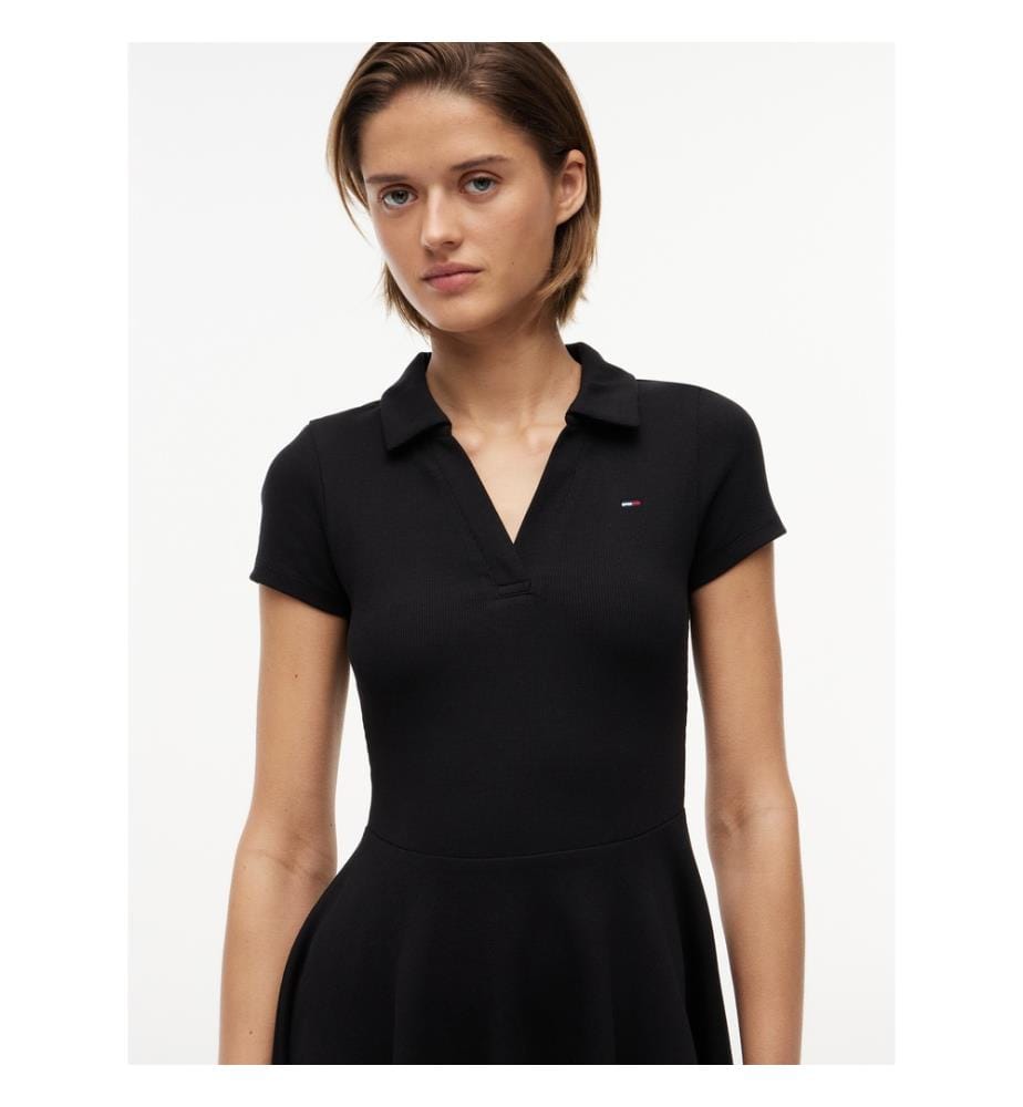 Kurzes Polo-Kleid aus Rippstrick mit ausgestelltem Schnitt – Schwarz","detected_source_language":"FR