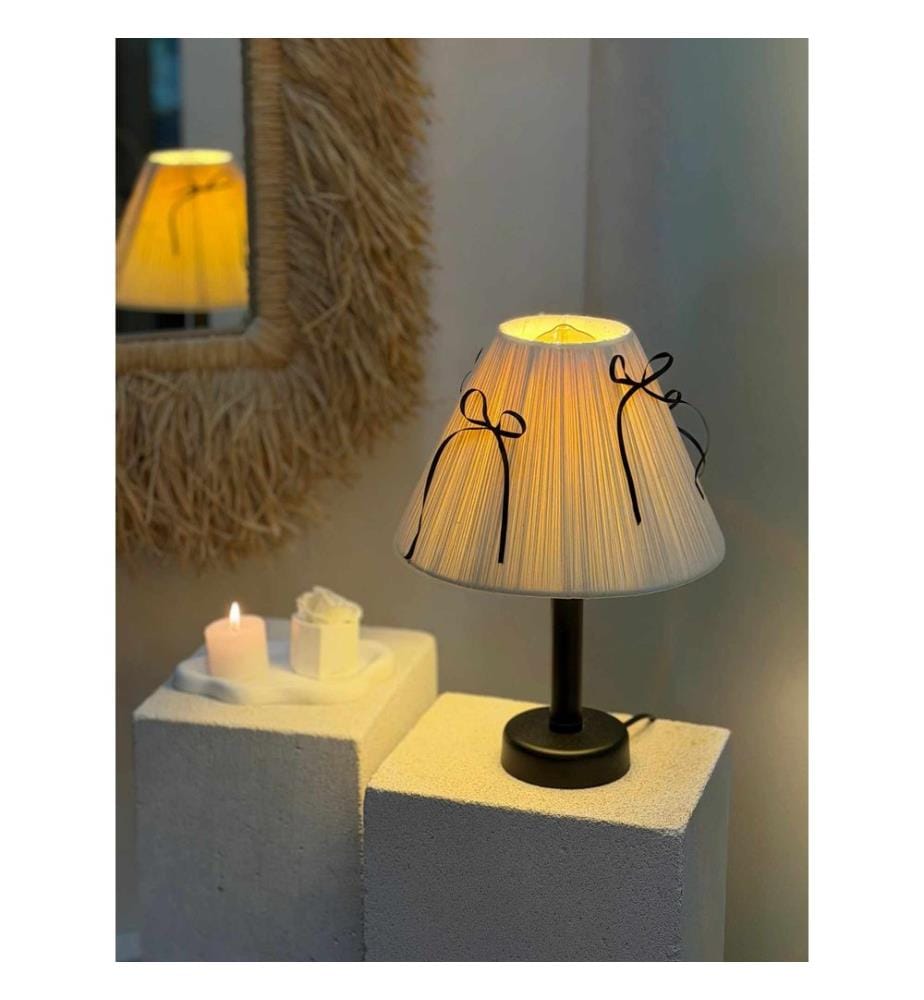 Lampe de table, corps en métal, crème, noir