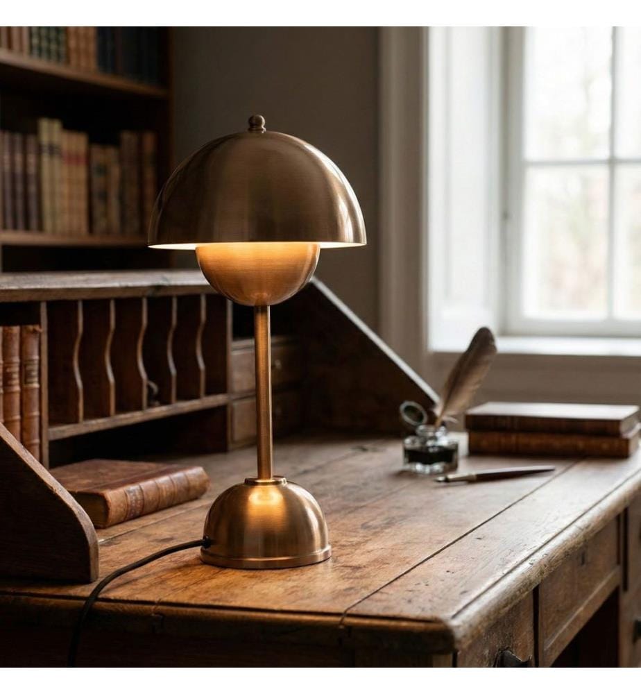 Lampe de table, corps en métal, style antique