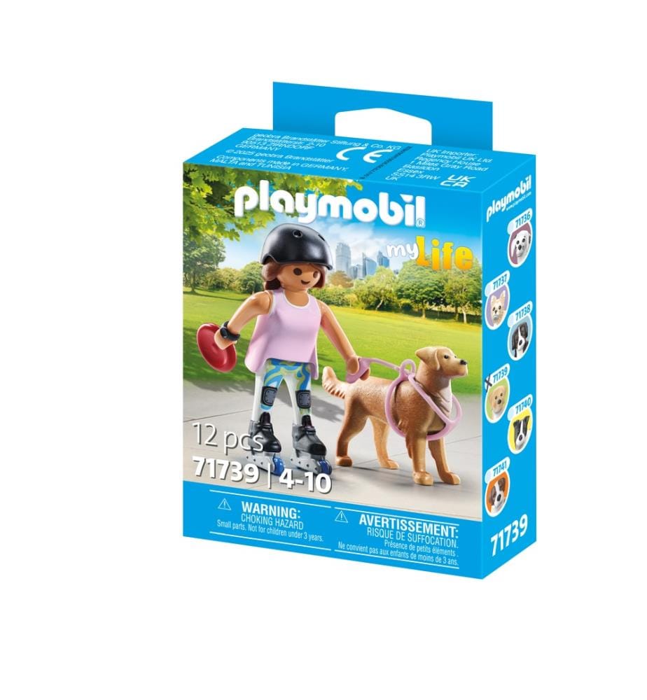Ragazza sui rollerblade con retriever