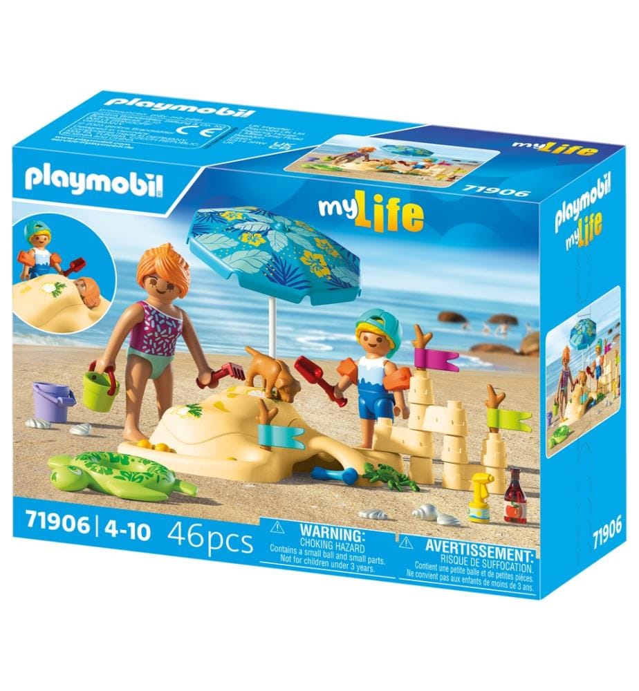 Famiglia che gioca nella sabbia in spiaggia