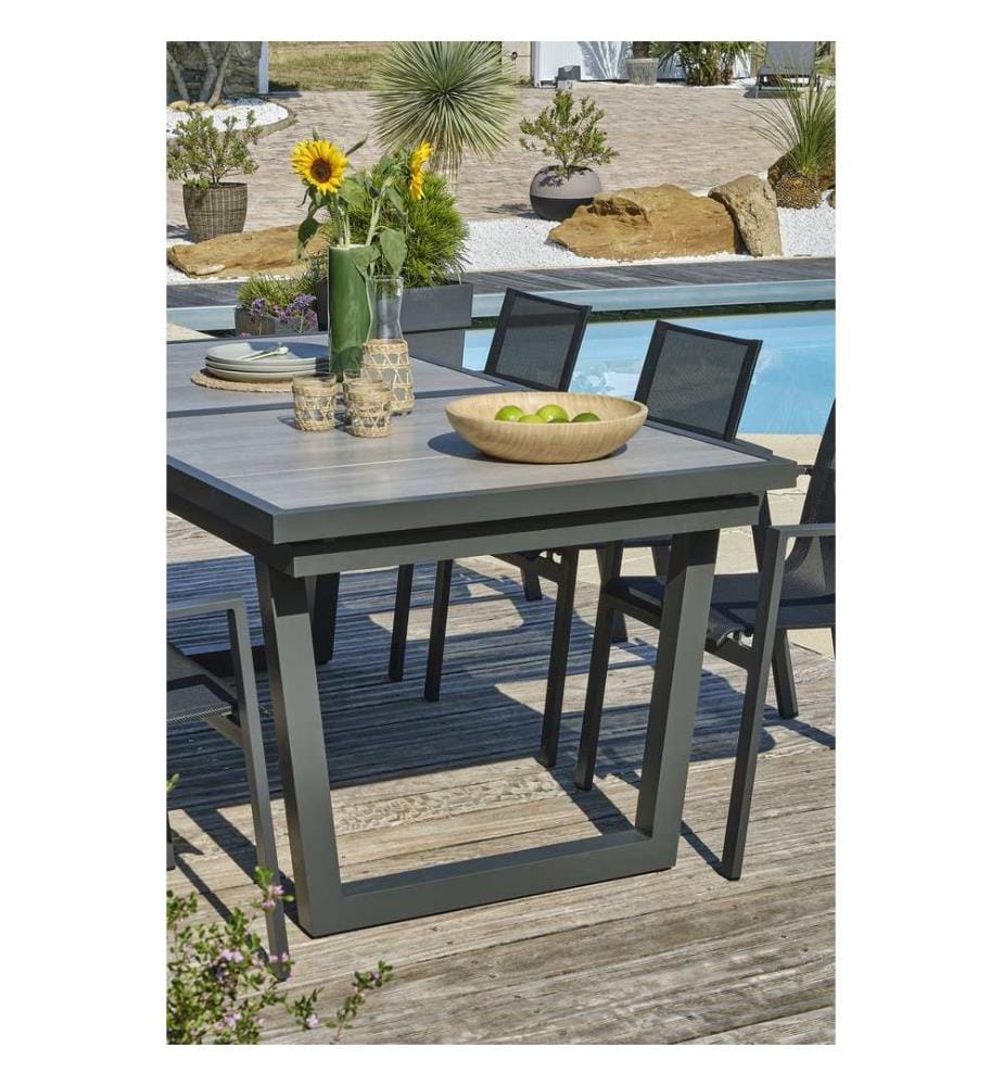 Set di tavoli da giardino OLHOS (191/251x95 cm) in alluminio e ceramica con estensione automatica e 6 poltrone impilabili MIAMI - GRIGIO ANTRACITE