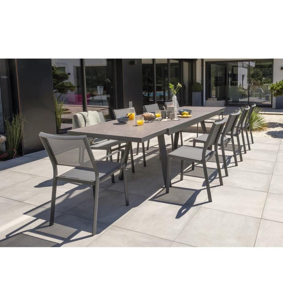 Set tavolo da giardino STOCKHOLM (200/300x96 cm) in alluminio e ceramica con prolunga integrata, 8 sedie impilabili STOCKHOLM e 2 poltrone impilabili STOCKHOLM - GRIGIO ANTRACITE