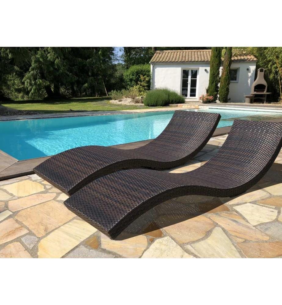 Set di 2 lettini impilabili CANCUN in resina intrecciata - CHOCOLAT