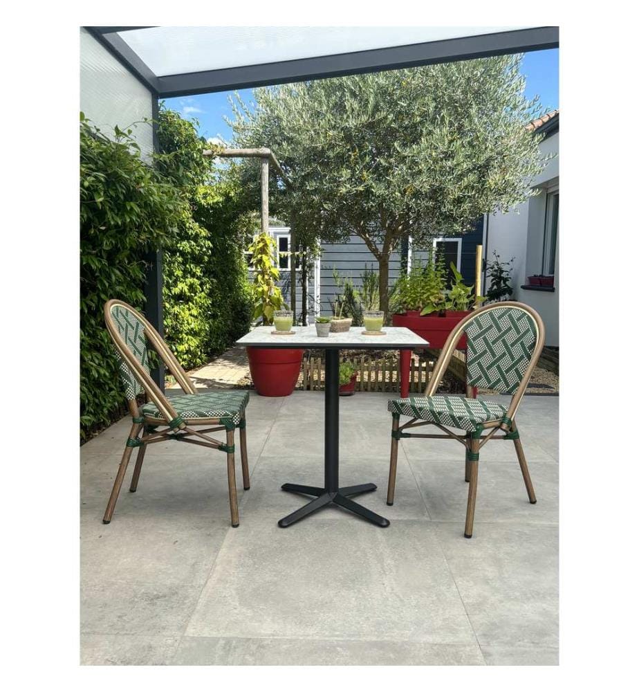 Gartentisch BISTRO (70x70 cm) aus schwarzem Stahl mit HPL-Platte mit weissem Marmoreffekt und 2 stapelbaren BISTRO-Sesseln - GRÜN