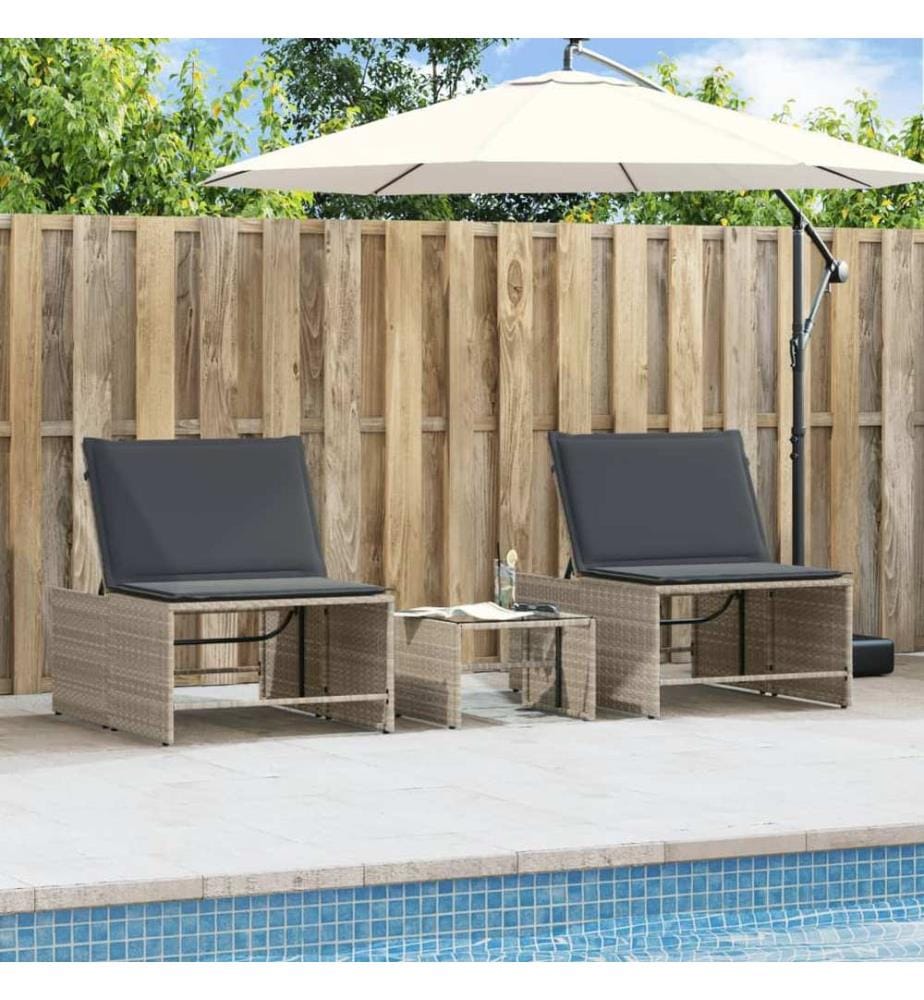 vidaXL Sonnenliegen 2 Stk. mit Tisch Hellgrau Poly Rattan