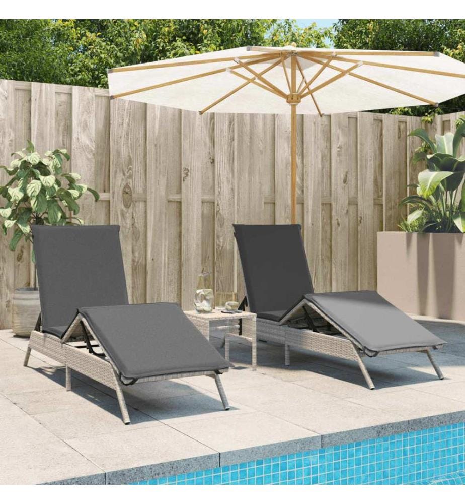 vidaXL Sonnenliegen 2 Stk. mit Tisch Hellgrau Poly Rattan