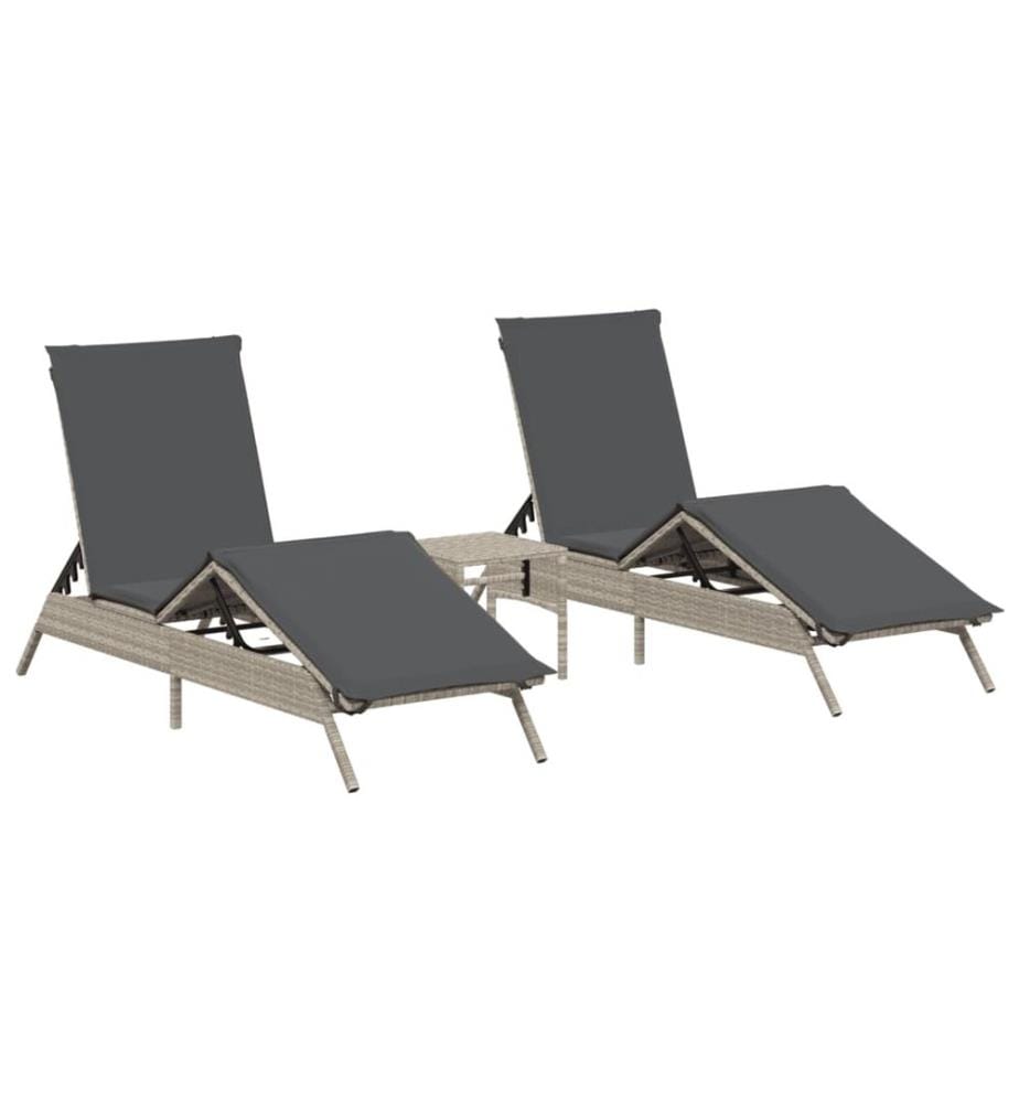 vidaXL Sonnenliegen 2 Stk. mit Tisch Hellgrau Poly Rattan