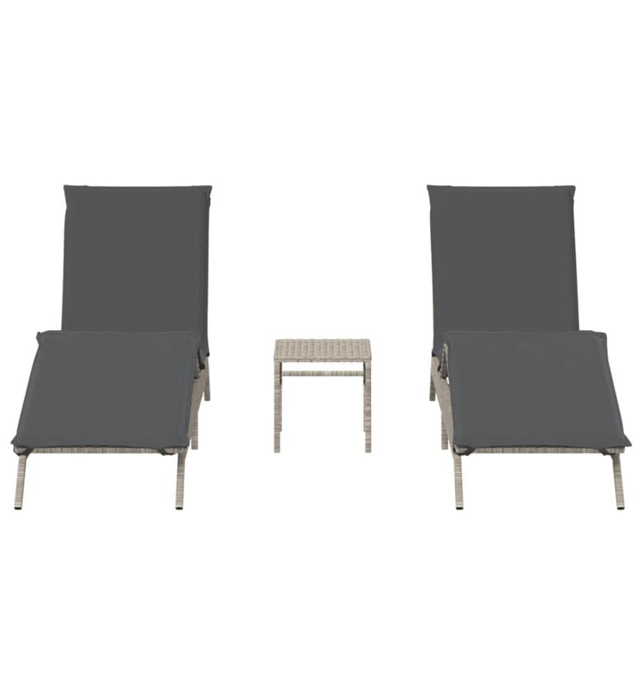 vidaXL Sonnenliegen 2 Stk. mit Tisch Hellgrau Poly Rattan