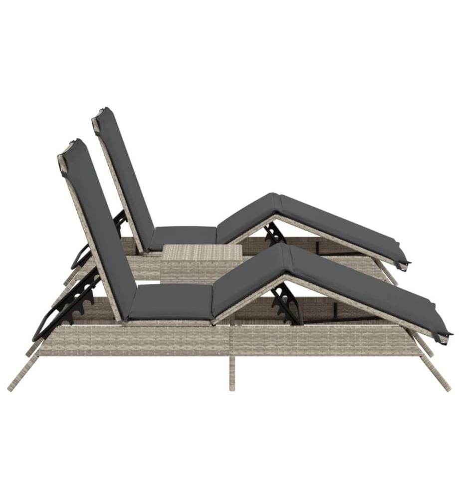 vidaXL Sonnenliegen 2 Stk. mit Tisch Hellgrau Poly Rattan