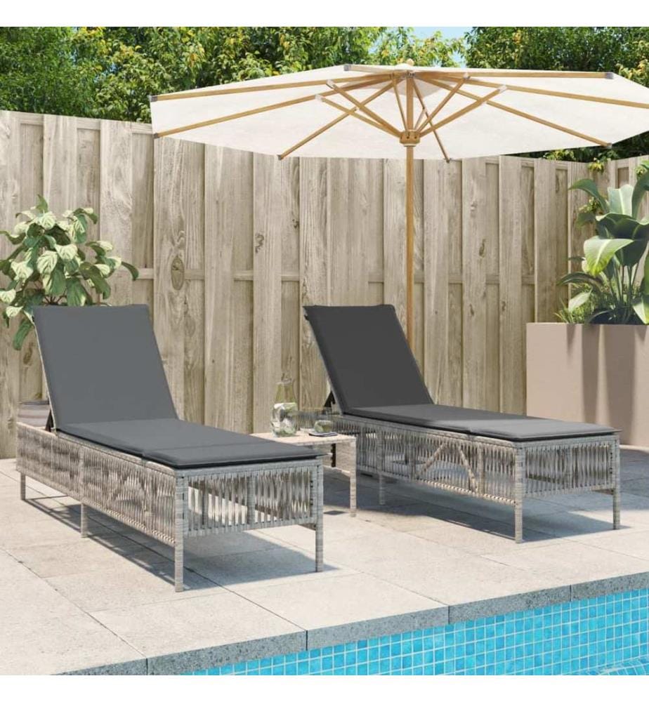 vidaXL Sonnenliegen 2 Stk. mit Tisch Hellgrau Poly Rattan