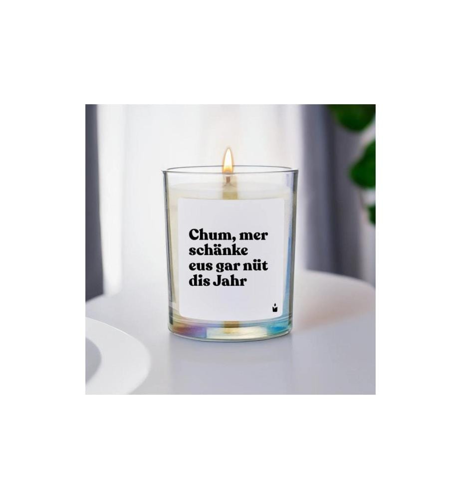 ChattyCandles - Duftkerze Chum, mer schänke eus gar nüt dis Jahr 6.7 x 8 cm