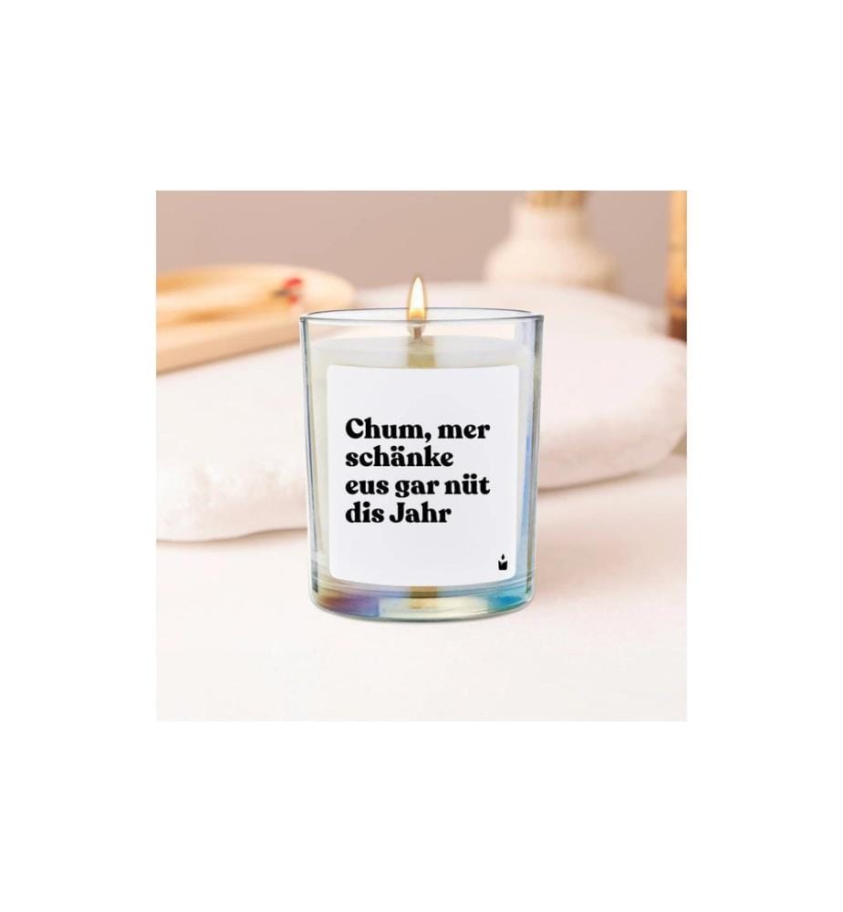 ChattyCandles - Duftkerze Chum, mer schänke eus gar nüt dis Jahr 6.7 x 8 cm