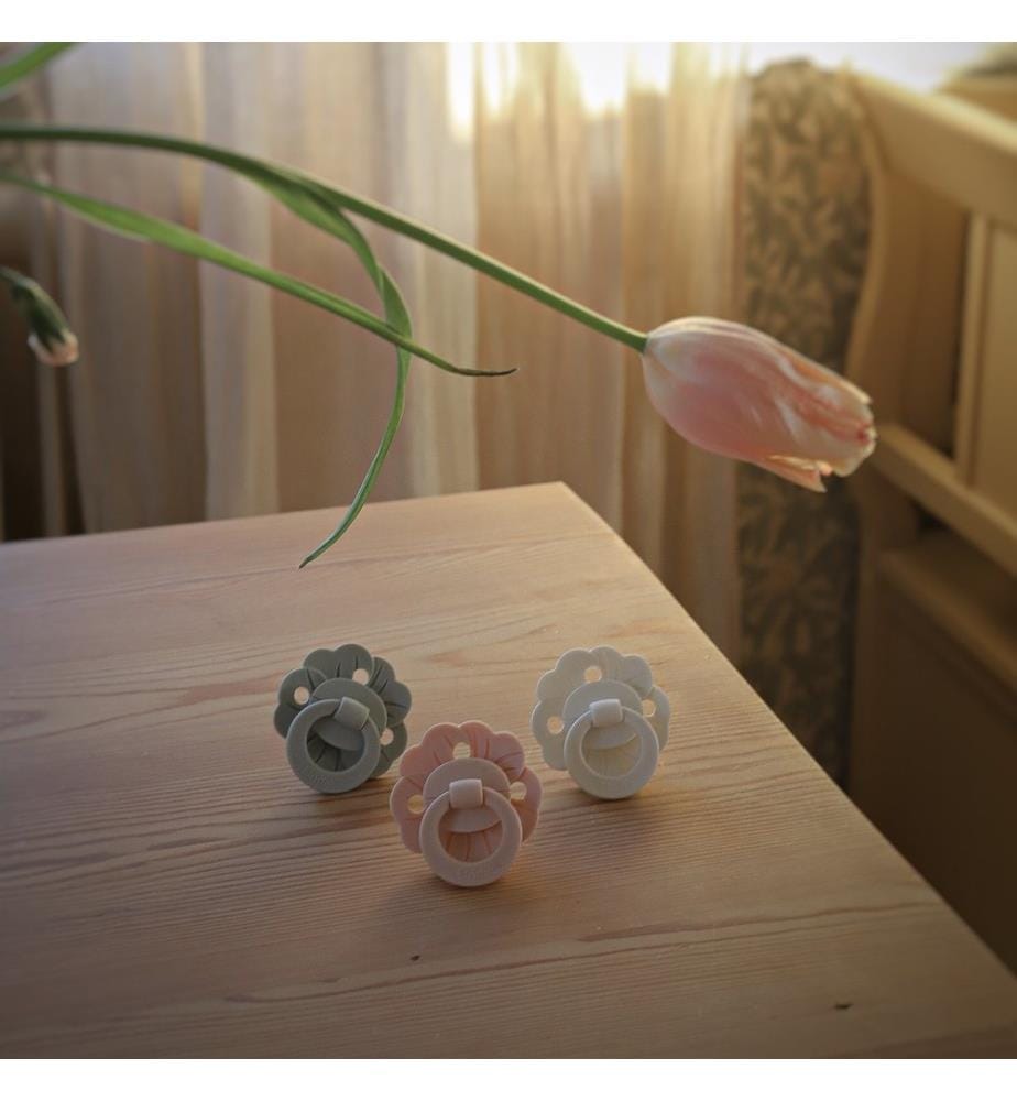 Sucette symétrique silicone Binky Bloom Powder Pink, à partir de 3 mois