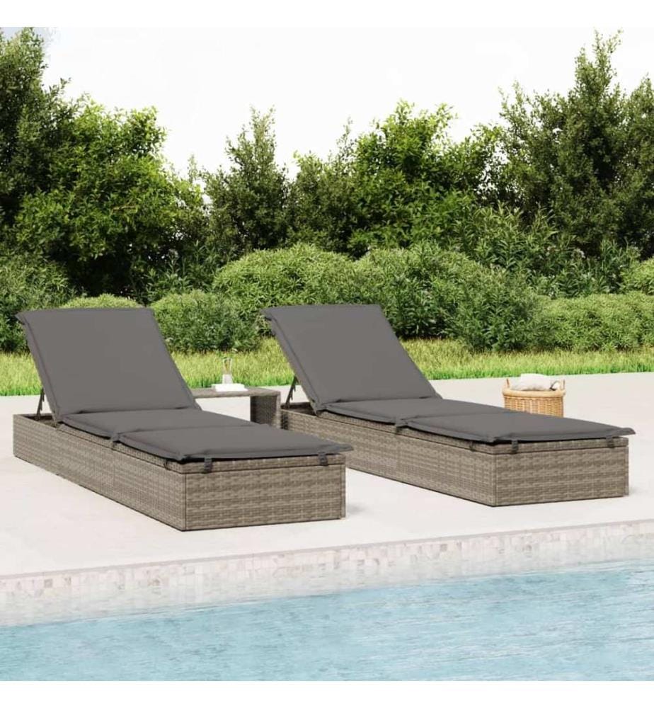 Sonnenliegen 2 Stk. mit Tisch Grau Poly Rattan